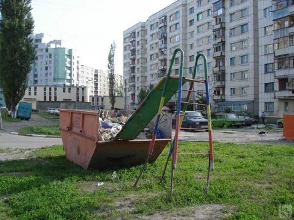 18 Playgrounds That are Basically Death Traps