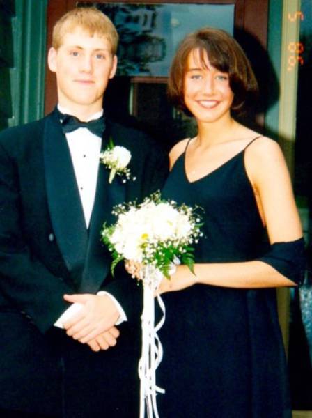 The couple took a photo together at junior prom twenty years ago but when they took a similar photo recently it was surprising to see how little the wife had aged in these years.