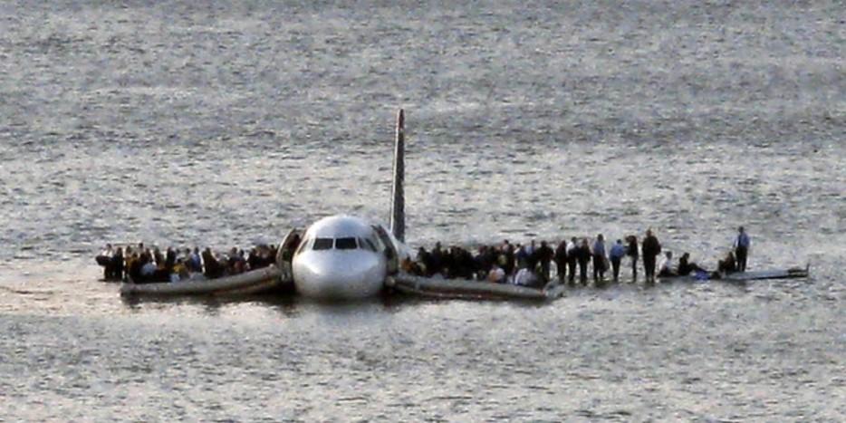 US Airways Flight 1549 floats on the Hudson river after crash landing, miraculously, everyone survived