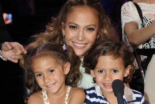 Jennifer Lopez is right to be proud of this double load of cuteness. The twins Max and Emme already look just like their mum.