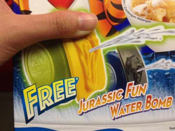 worst kid toy meme - On Cado Ongan Hidangan Free Jurassic An Water Bomb Each