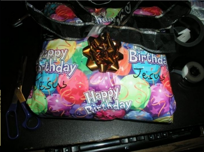 22 People Who Weren't Even Trying To Wrap Your Christmas Present
