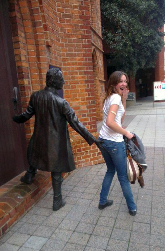 20 People Being Hilarious With Statues