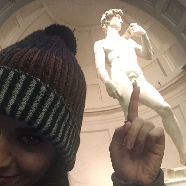 20 People Being Hilarious With Statues