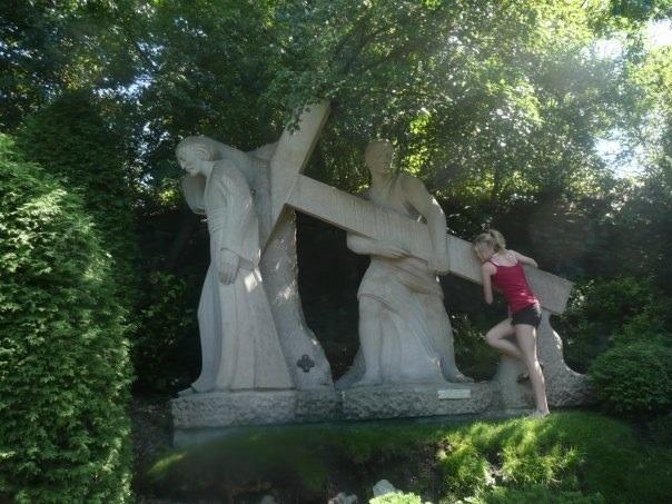 20 People Being Hilarious With Statues