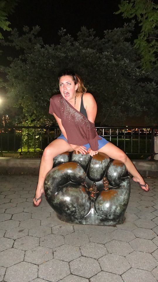 20 People Being Hilarious With Statues