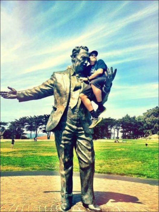 20 People Being Hilarious With Statues