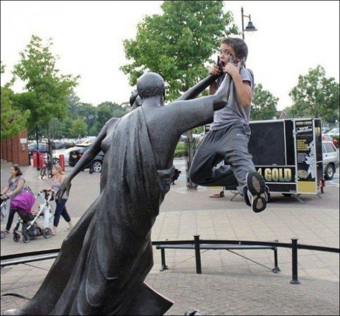 20 People Being Hilarious With Statues