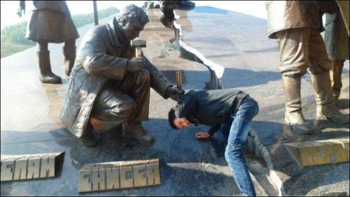 20 People Being Hilarious With Statues