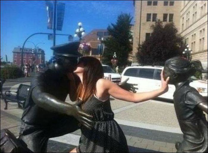 20 People Being Hilarious With Statues