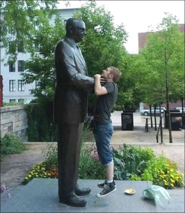 20 People Being Hilarious With Statues