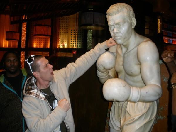 20 People Being Hilarious With Statues