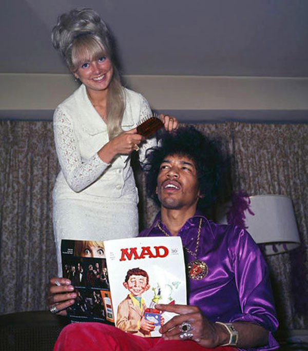 Jimi Hendrix getting his hair done at home
