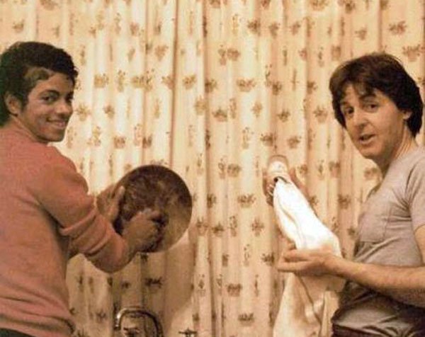 Michael Jackson and Paul Mccartney doing dishes