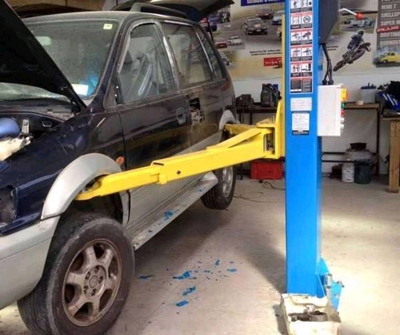 Car lifted from the wheel wells instead of from its lift points under the chasis.