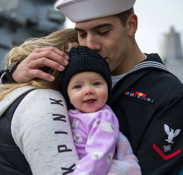 navy return with child - Intx