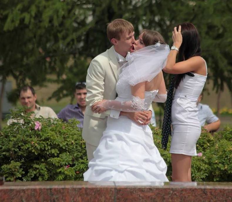 Amusing Pictures - awkward wedding kiss