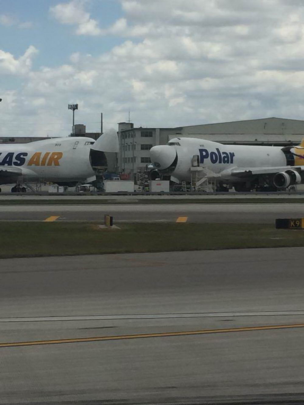 random pics - two jumbo jets cracking a joke - 2 As Air Polar can
