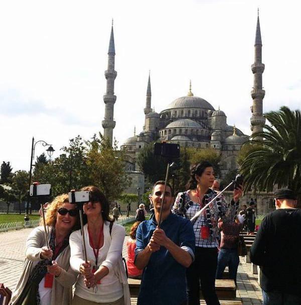 inappropriate selfie sultan ahmed mosque - Vice M