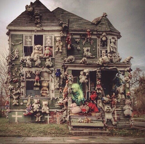 A creepy abandoned house in Detroit. This gives me the willies