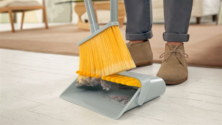 Dustpan / broom cleaner.