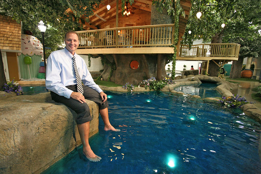 Water is known to help people destress, calm down, and feel at ease. Even small fountains can be very beneficial. Dunking your feet on a break in front of the tree house ? YESSS!