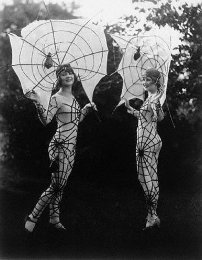 24 SCARY Vintage Halloween pics