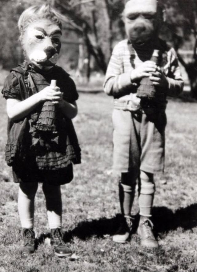 24 SCARY Vintage Halloween pics