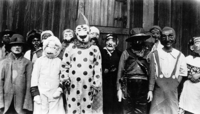 24 SCARY Vintage Halloween pics