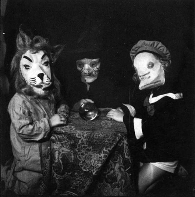 24 SCARY Vintage Halloween pics