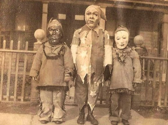 24 SCARY Vintage Halloween pics