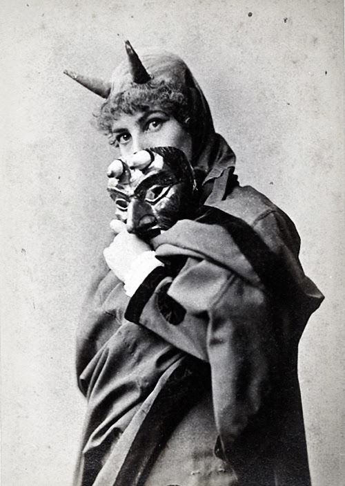 24 SCARY Vintage Halloween pics