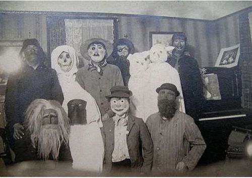 24 SCARY Vintage Halloween pics