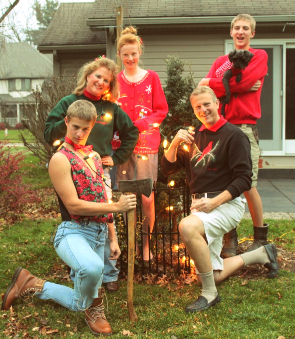 25 of the weirdest family Christmas pictures