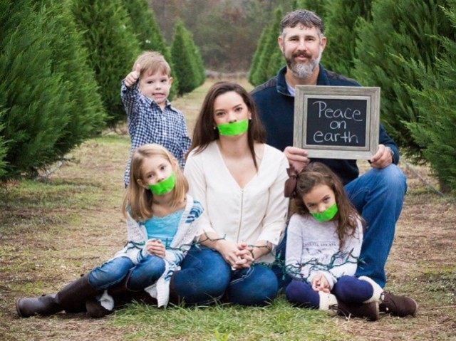 25 of the weirdest family Christmas pictures
