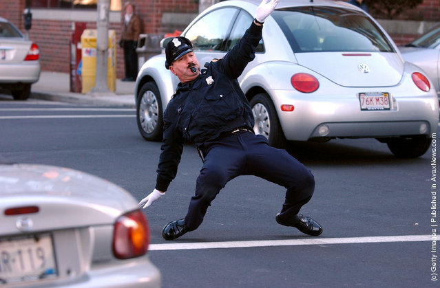 funny police dancing traffic cop - 76KM33 c Getty Images | Published in AvaxNews.com