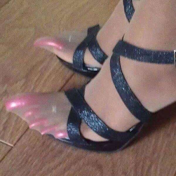 Why the hell would you want toenails like this? Weapons? Too lazy to clip? WHY woman?