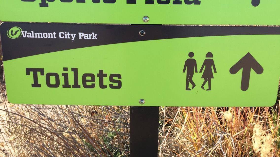 street sign - Ni Nalmont City Park Toilets