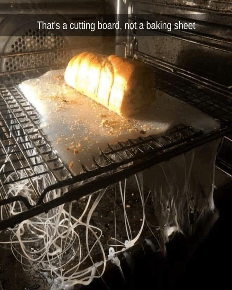 bizarre and wtf posts - cutting board in oven - That's a cutting board, not a baking sheet Mart Xizida