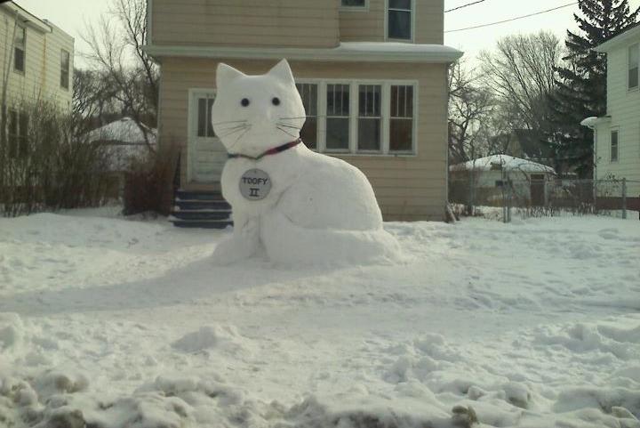 snow sculptures - make a snow cat - Toofy