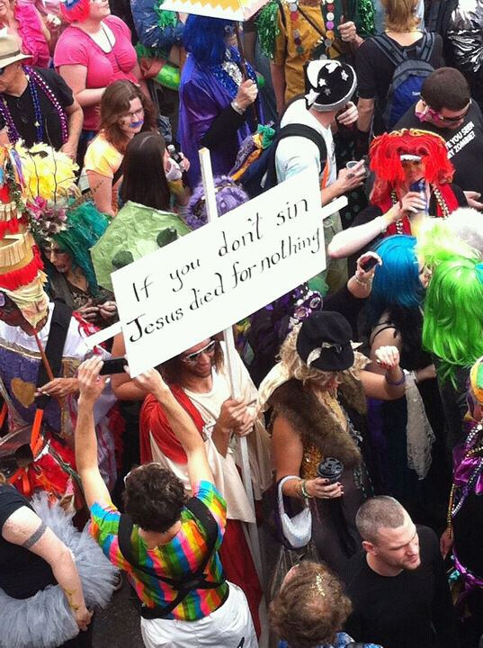 mardi gras photos - crowd - Reyouseet Ay 2012 ww If you dont sin Jesus died for nolhing