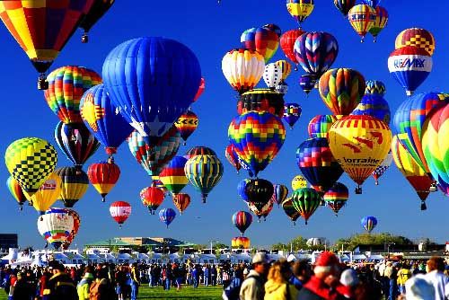 The world’s largest hot air balloon festival is hosted in Albuquerque, New Mexico, each year. The festival lasts about nine days and features more than 750 hot air balloons
