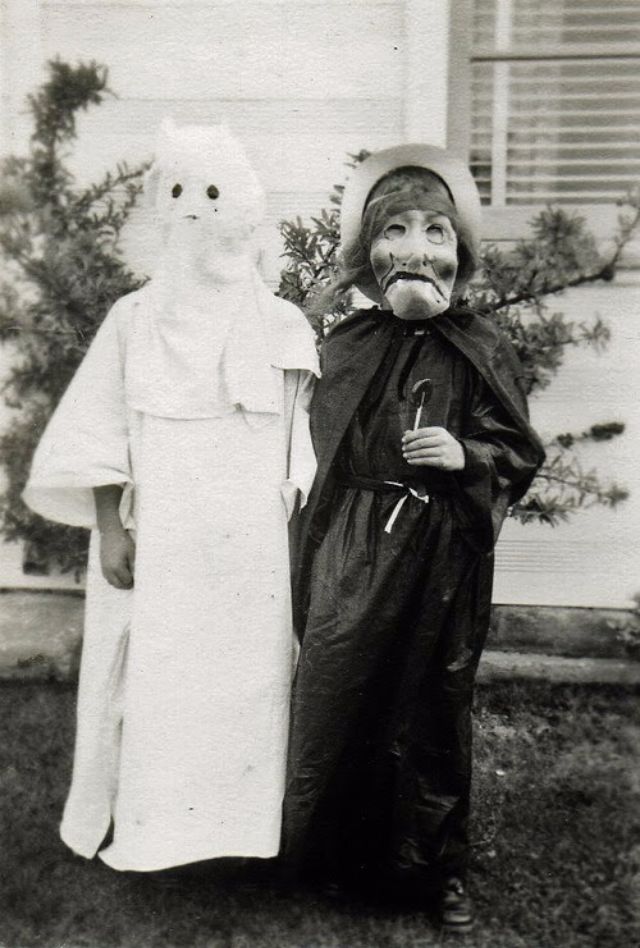 24 terrifying Halloween Costumes of the past to make you say "OH HELL NO"