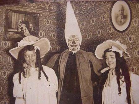 24 terrifying Halloween Costumes of the past to make you say "OH HELL NO"