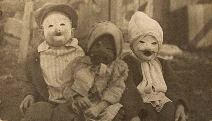 24 terrifying Halloween Costumes of the past to make you say "OH HELL NO"