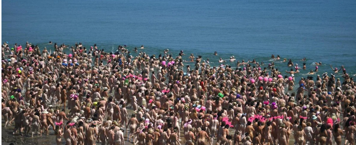 more than 2500 people showed up to break the Skinny Dipping Record