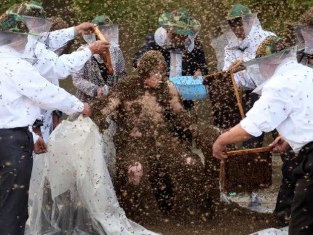 This guy broke the record for most bees on his body at once