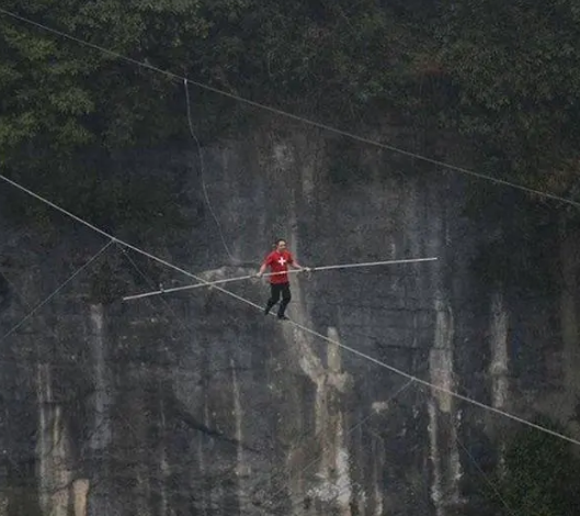 The highest tight rope walker in the world