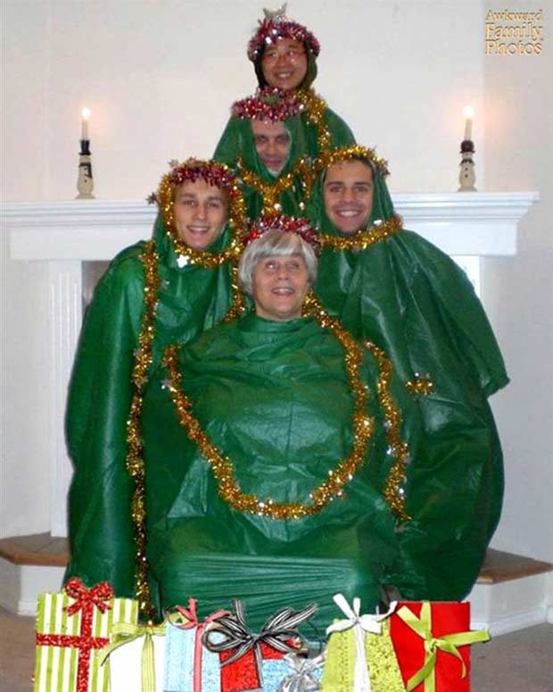 Awkward Family Christmas Cards - family awkward christmas - Awisward Family Photos