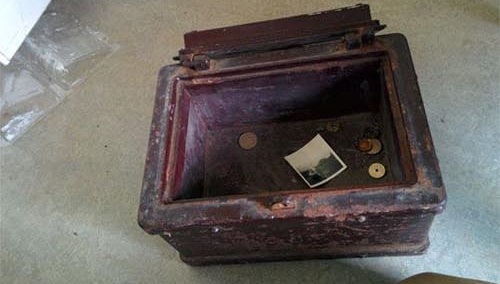 Man Finds A Mysterious Chest Inside His Girlfriends Inherited House